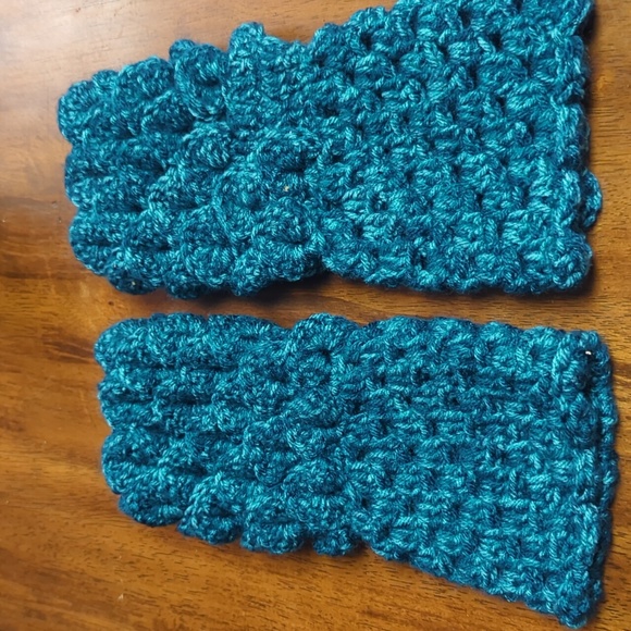 Hand Crafted Luxury Dragon Scale / Mermaid Fingerless Texting Gloves - Picture 4 of 5